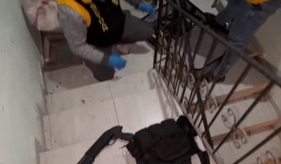 Evlerinde 12 silah ele geçirilen 2 kardeş tutuklandı