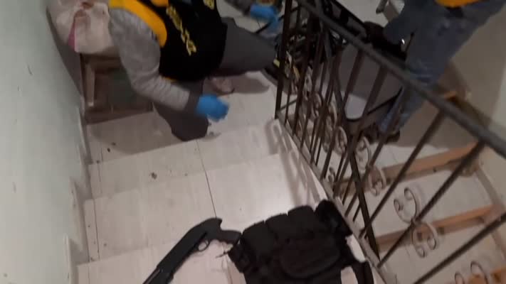 Evlerinde 12 silah ele geçirilen 2 kardeş tutuklandı