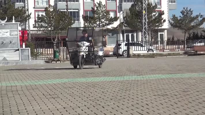 Tekerlekli sandalyede hayallerine ulaşan öğretmen
