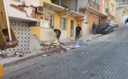 Freni boşalan kamyon ev ve iki araca çarptı