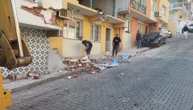 Freni boşalan kamyon ev ve iki araca çarptı