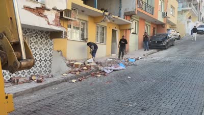 Freni boşalan kamyon ev ve iki araca çarptı
