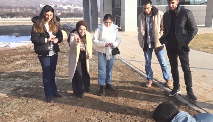 Kitaplaştırdığı sokak oyunlarını yaşatmaya çalışıyor