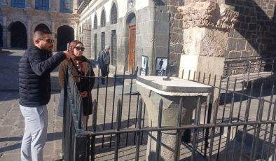 Güneşi fırsat bilen Turistler Diyarbakır’daki tarihi Güneş Saatini ziyaret etti