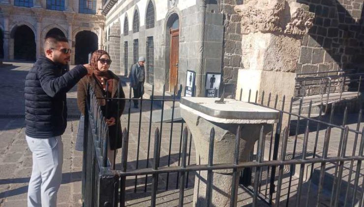 Güneşi fırsat bilen Turistler Diyarbakır’daki tarihi Güneş Saatini ziyaret etti