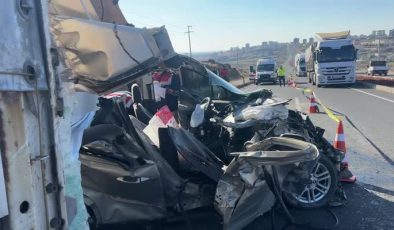 Şanlıurfa’da tıra çarpan araçta bir kişi hayatını kaybetti
