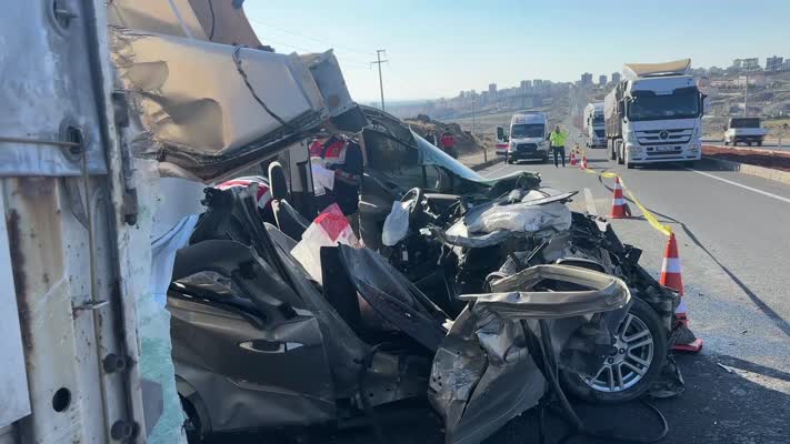 Şanlıurfa’da tıra çarpan araçta bir kişi hayatını kaybetti