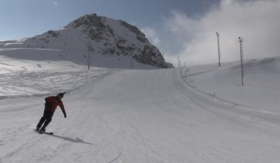 Hakkari’de kar keyfi: Kayak tutkunlarını ağırlıyor