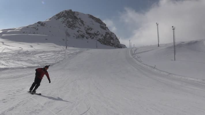 Hakkari’de kar keyfi: Kayak tutkunlarını ağırlıyor