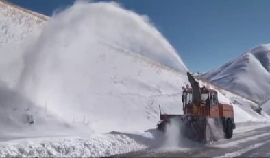Hakkari’de üs bölgelerine ulaşım için karla mücadele sürüyor