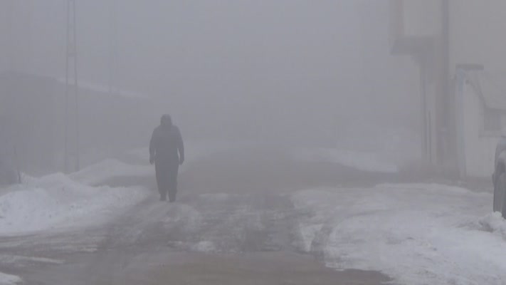 Hakkari’de yoğun sis ve soğuk hava kar etkili oluyor