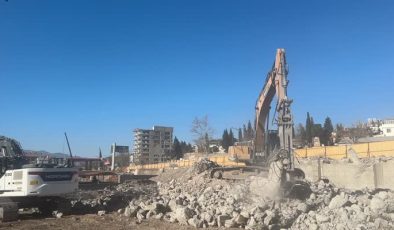 Kahramanmaraş’ta depremde hasar gören binaların yıkımı sürüyor