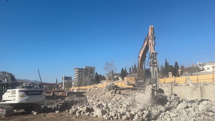 Kahramanmaraş’ta depremde hasar gören binaların yıkımı sürüyor