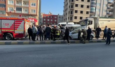 Hatay’da freni arızalanan kamyonun 5 araca çarptığı kazada 3 kişi yaralandı