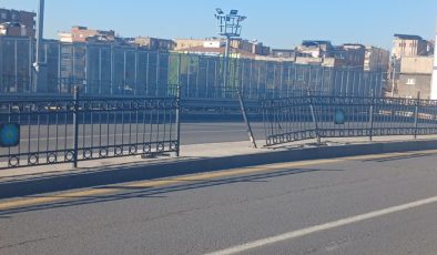İstasyon Üst Geçidi Tehlike Saçıyor: Korkuluklar Onarılmayı Bekliyor