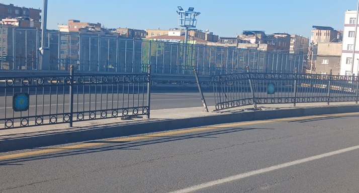 İstasyon Üst Geçidi Tehlike Saçıyor: Korkuluklar Onarılmayı Bekliyor