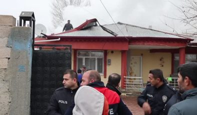 Iğdır’da çıkan yangında ev ve iki ahır küle döndü