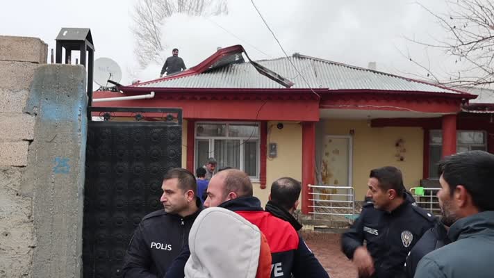 Iğdır’da çıkan yangında ev ve iki ahır küle döndü