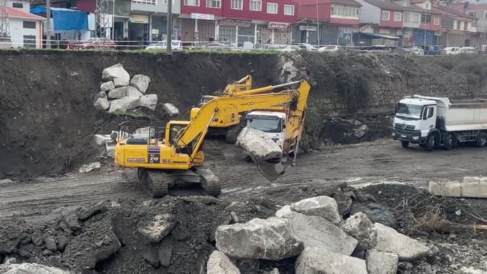 Kastamonu’da istinat duvarı çöktü, işçiler son anda kurtuldu
