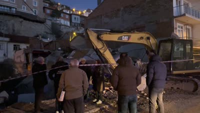 İnşaat çalışması faciaya neden oldu: 3 katlı bina çöktü
