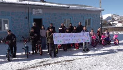 Kadın öğretmenler Doğu’daki köy çocuklarının bisiklet hayalini gerçekleştirdi