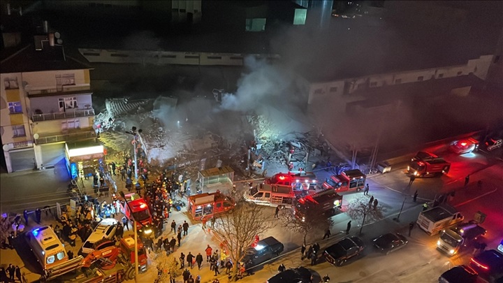 Konya’da çöken binada 3 kişi kurtarıldı