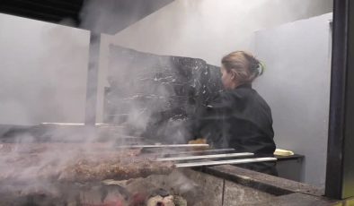 Kadın kebap ustası 15 yıl önce başına geçtiği ocağından lezzet dağıtıyor