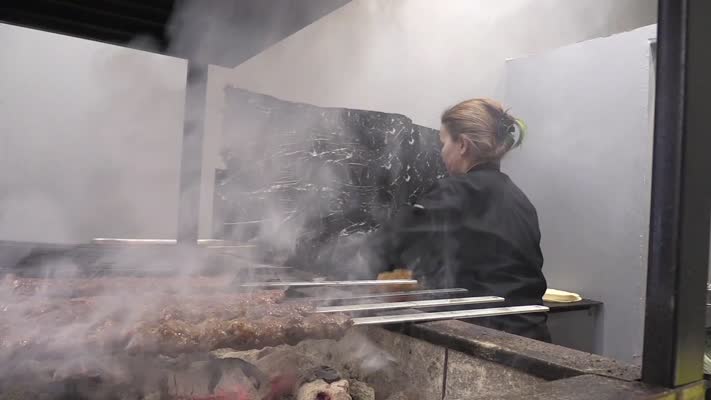Kadın kebap ustası 15 yıl önce başına geçtiği ocağından lezzet dağıtıyor