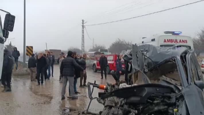 Kamyon ile hafif ticari aracın çarpıştığı kazada 3 kişi yaralandı