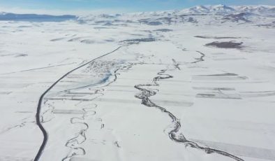 Kars’ta Kar altındaki menderesler büyüledi