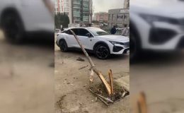 Bağlantısı kopan römork iki araca çarptı