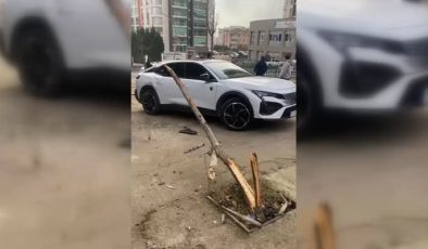 Bağlantısı kopan römork iki araca çarptı