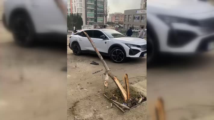 Bağlantısı kopan römork iki araca çarptı