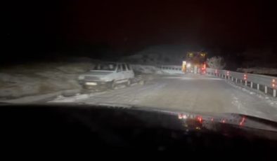 Elazığ’da karda mahsur kalan araçlar kurtarıldı