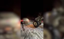 Karlı yolda mahsur kalan 3 teknisyen kurtarıldı