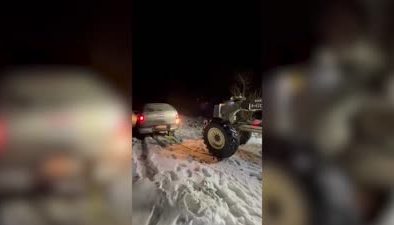 Karlı yolda mahsur kalan 3 teknisyen kurtarıldı