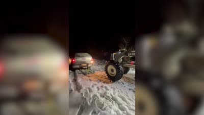Karlı yolda mahsur kalan 3 teknisyen kurtarıldı