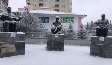 Kars’ta kar yağışıyla kent beyaza büründü