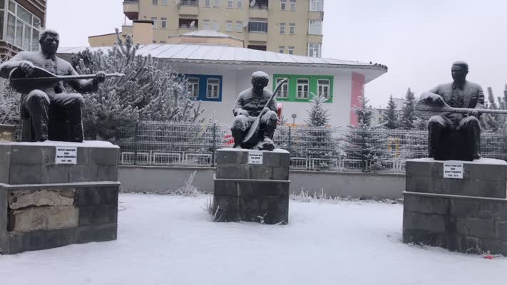 Kars’ta kar yağışıyla kent beyaza büründü