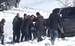 Hakkari’de kaya parçasının isabet ettiği minibüste yaralanan kişi hayatını kaybetti