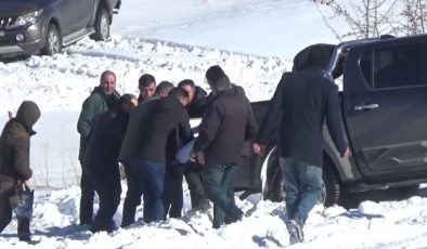 Hakkari’de kaya parçasının isabet ettiği minibüste yaralanan kişi hayatını kaybetti