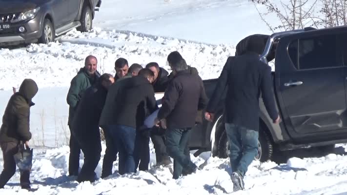 Hakkari’de kaya parçasının isabet ettiği minibüste yaralanan kişi hayatını kaybetti