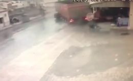 Kayan tır iş yerini kıl payı sıyırdı
