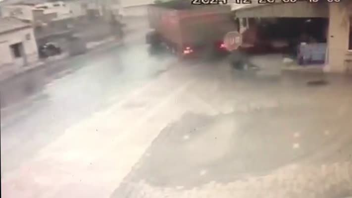 Kayan tır iş yerini kıl payı sıyırdı