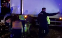 Kaza yerinde kamyonun çarptığı trafik polisi ağır yaralandı