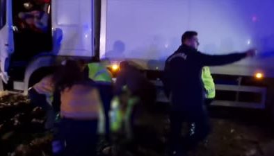 Kaza yerinde kamyonun çarptığı trafik polisi ağır yaralandı