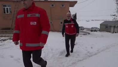Karlı yolları aşan kırmızı yelekliler ihtiyaç sahiplerine koşuyor