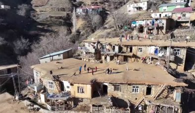 Kırsaldaki evlerin toprak damları çocuklar için oyun alanına dönüştü