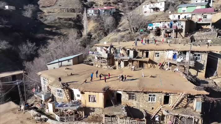 Kırsaldaki evlerin toprak damları çocuklar için oyun alanına dönüştü