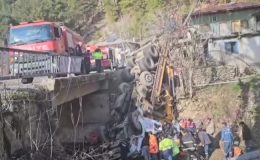 Köprüden ırmağa devrilen vinçteki 2 kişi yaralandı
